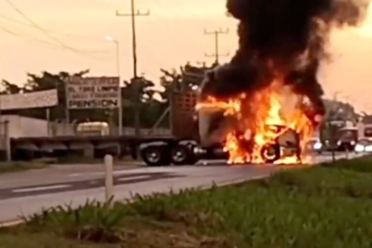 Tabasco amanece con bloqueos en carreteras, autos incendiados y balaceras