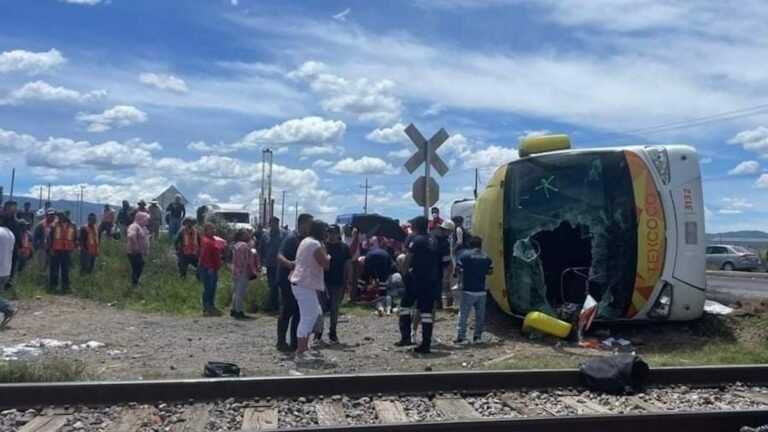 Tren embiste a autobús en Hidalgo, hay tres muertos