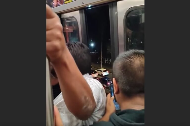 #Video Se abre puerta de convoy del Metro CDMX en pleno tramo elevado