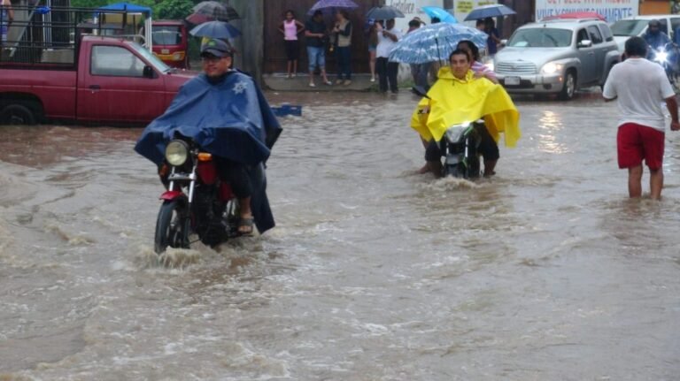 Baja presión al sur de Oaxaca, con potencial de intensificarse a tormenta tropical