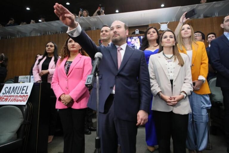 Congreso de NL otorga licencia a Samuel García y toma protesta a Arturo Salinas como gobernador interino