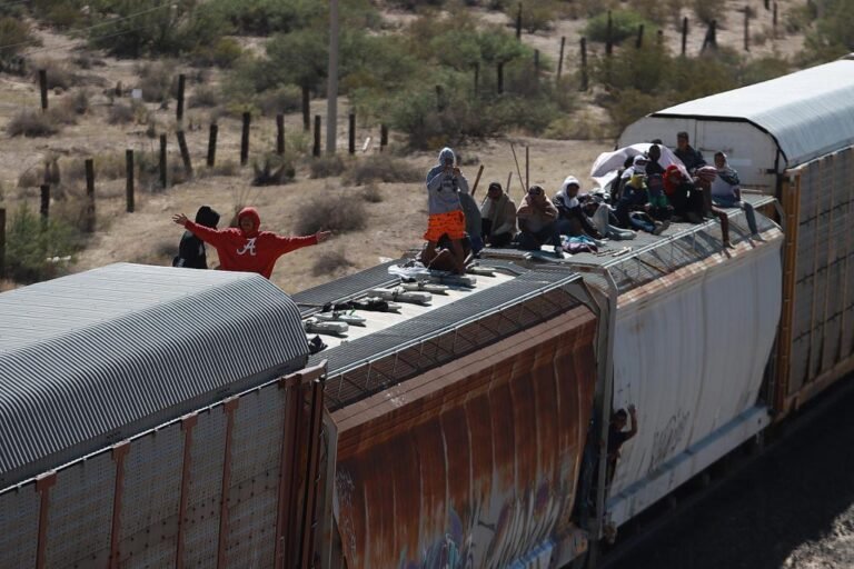 Migrantes desafían los operativos en los trenes de México para llegar a EE.UU.