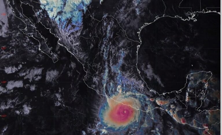 Otis se intensifica a huracán categoría 5 frente a las costas de Guerrero