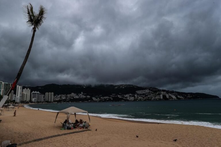 Tormenta tropical Otis podría tocar tierra el miércoles en Acapulco