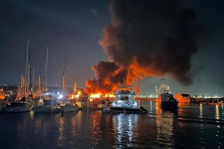 Al menos 10 embarcaciones dañadas tras incendio en Marina Palmira de La Paz, BCS