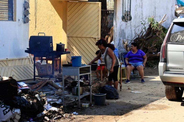 Continúa en Acapulco éxodo de damnificados por el huracán Otis