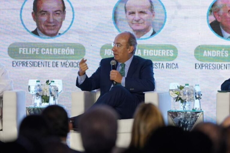 México, en peligro y una democracia a punto de caer: Calderón