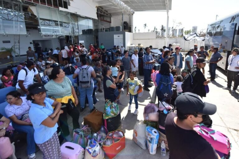 Puente humanitario por huracán Otis trasladó 12 mil 944 personas por vía aérea y terrestre: SICT