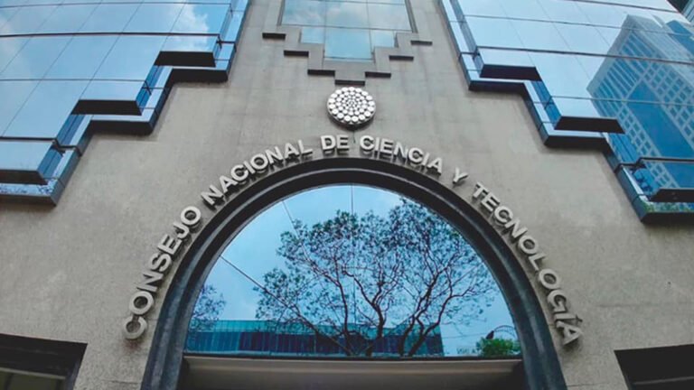 Tribunal ordena a FGR que desista de denuncia contra académicos y científicos del Conacyt