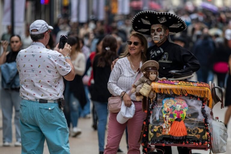 Turistas en México viven las festividades del Día de Muertos desde “otra perspectiva”