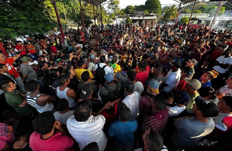 Migrantes disuelven caravana y se entregan a autoridades en Chiapas