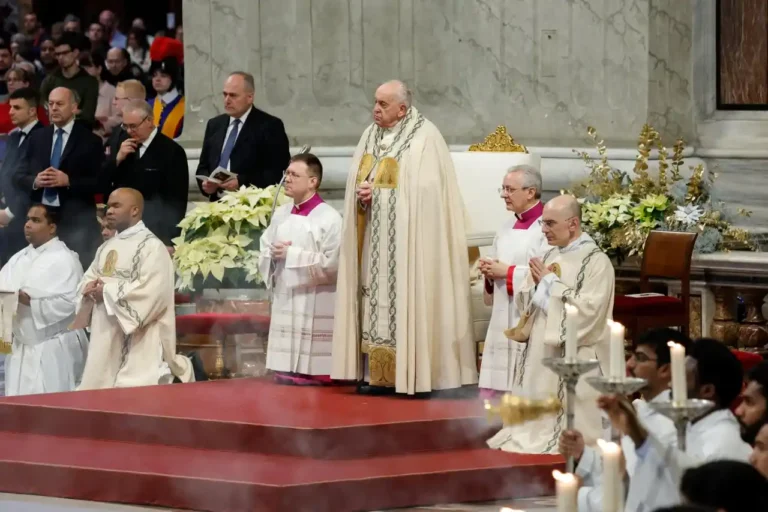 ‘Quien lastima a una mujer, profana a Dios’: papa Francisco