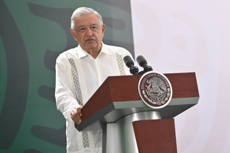 “Quieren que no me ría, que calle como momia”: López Obrador reprocha a adversarios