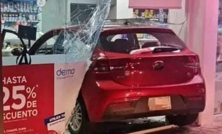 Conductor se estrella contra fachada de farmacia en zona hotelera de Cancún