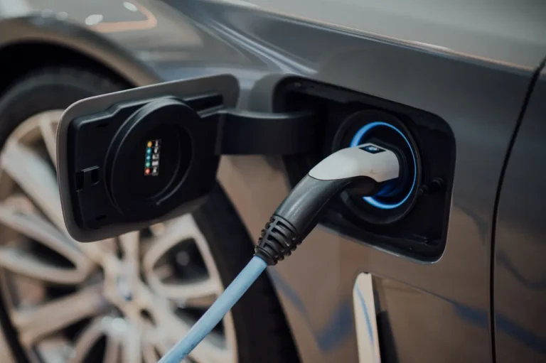 Francia reduce subvención para autos eléctricos para los compradores con rentas altas