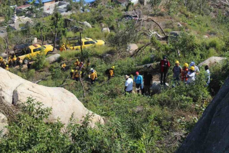 Combaten incendio en cerro El Veladero de Acapulco, Guerrero