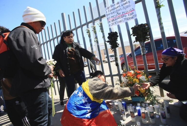 Deudos exigen justicia a un año del incendio donde murieron 40 migrantes en Cd Juárez