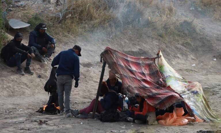 Migrantes acampan en la frontera con EE.UU. entre el caos generado por la ley SB4 de Texas