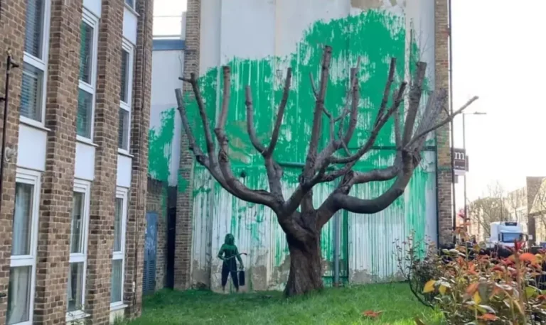 Mural de Banksy que apareció en Londres es cubierto con plástico para protegerlo