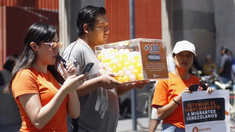 Colectivos recaudan firmas para frenar apoyo del Gobierno a migrantes deportados