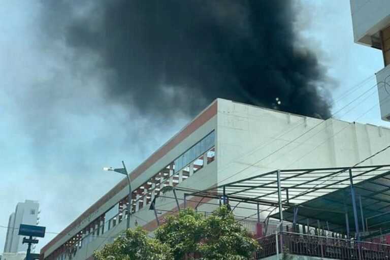 Controlan incendio en el Centro de Convenciones Copacabana de Acapulco, Guerrero