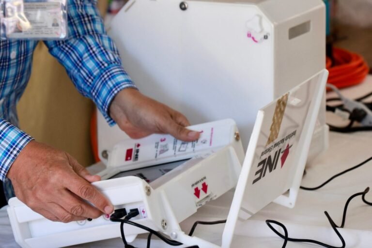 Detecta INE inconsistencias en más de 35 mil registros para votar desde el extranjero