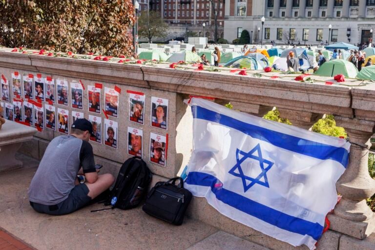 Estudiantes de la Universidad de Columbia colocan banderas de Israel frente al plantón pro Palestina