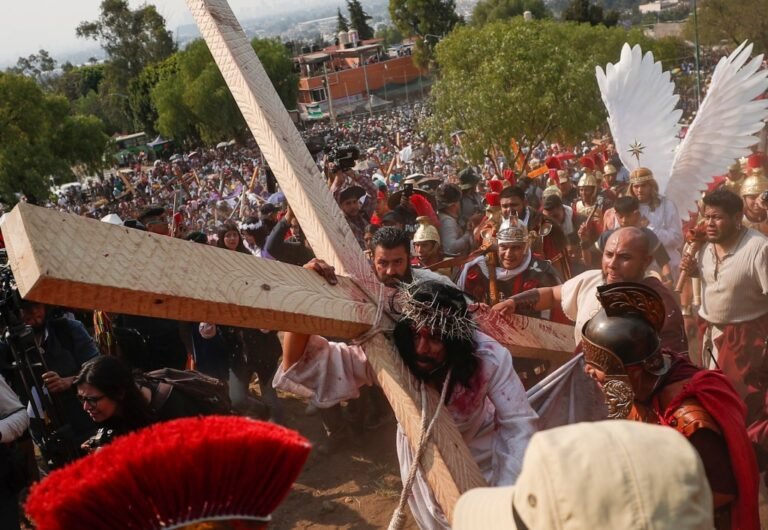 Iztapalapa celebra un viacrucis marcado por la ola de calor y la escasez de agua