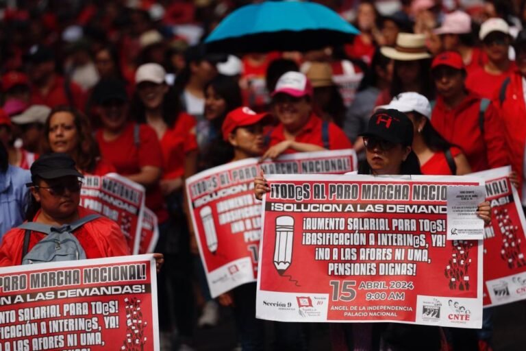 Maestros exigen “voluntad” a López Obrador para lograr mejoras laborales