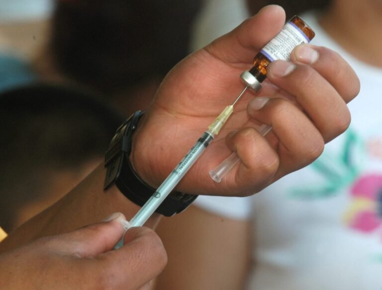 Piden senadores reforzar la vacunación ante 648 casos sospechosos de sarampión