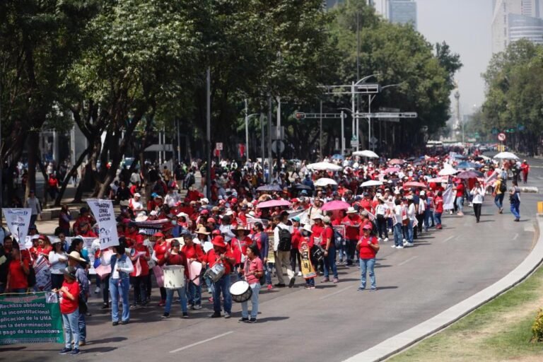 CNTE inicia paro general y califica de “burla” el aumento salarial