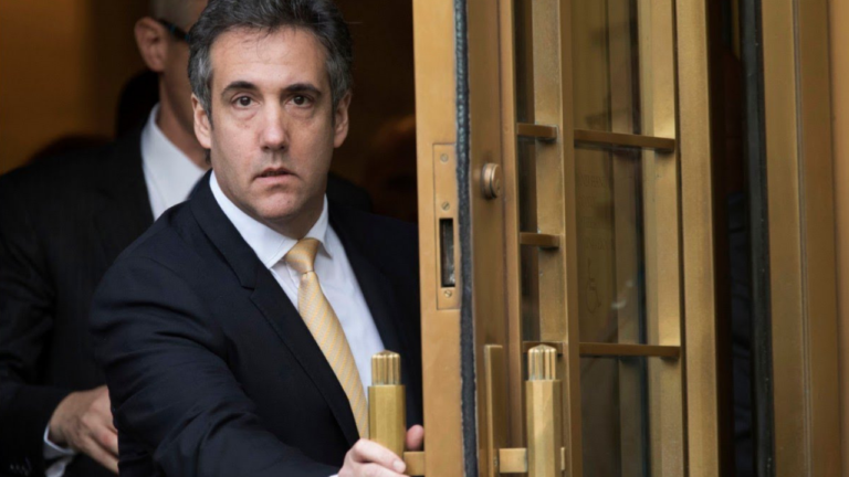 Cohen testifica que robarle a Trump fue ‘autoayuda’ en el juicio por dinero secreto