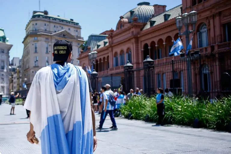 Gobierno de Milei cree ‘descabellado’ dejar a españoles sin representación en Argentina