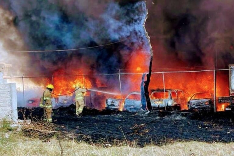 Incendio acaba con al menos 80 autos en Cuautlancingo, Puebla