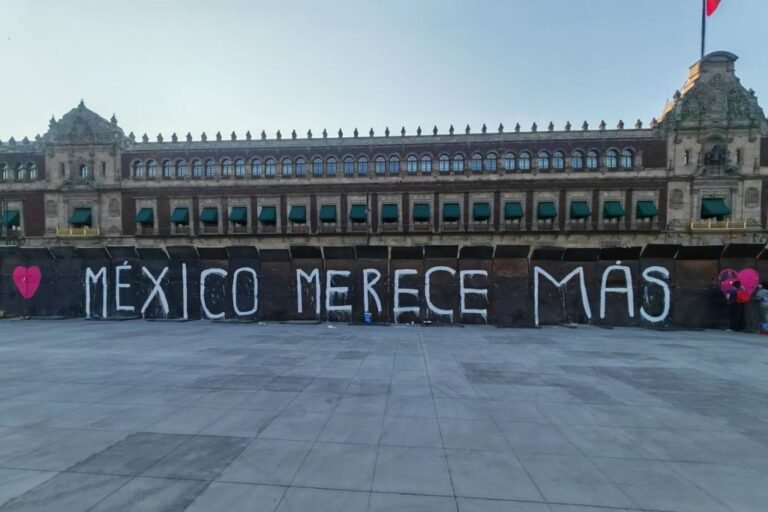 Jóvenes pintan vallas de Palacio Nacional, previo a manifestación de Marea Rosa