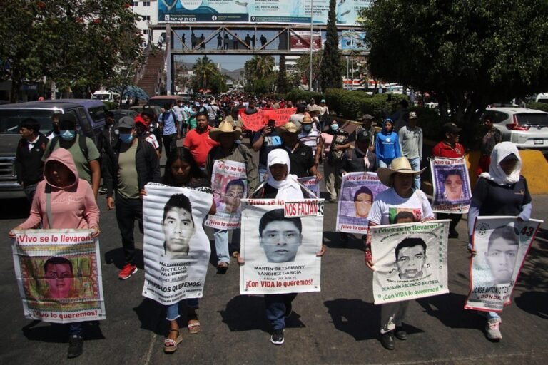 Juzgado concede la libertad provisional a 8 militares implicados en el caso Ayotzinapa