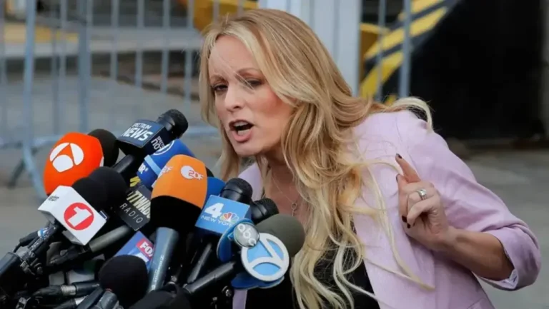 La actriz porno Stormy Daniels sube al estrado en el juicio penal contra Donald Trump