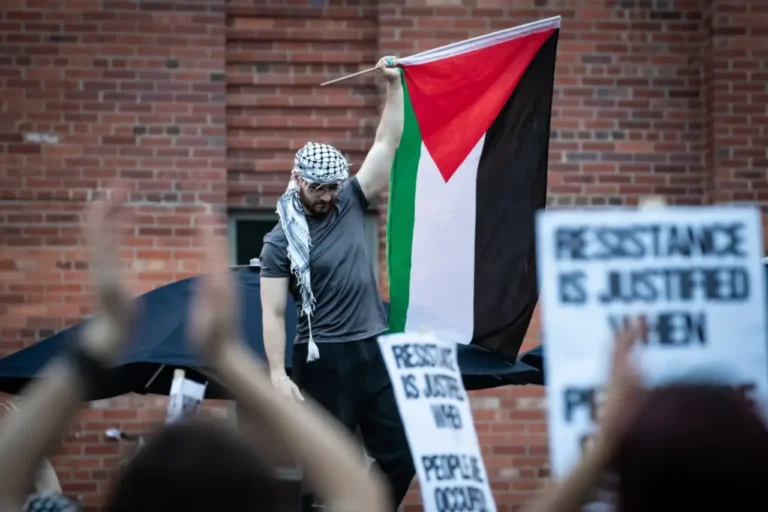 La policía desmantela el campamento de protesta en la Universidad George Washington