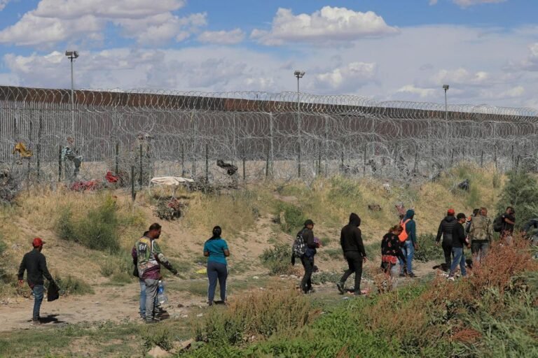 Migrantes insisten en cruzar a EE.UU. por el río Bravo pese a las crecientes deportaciones