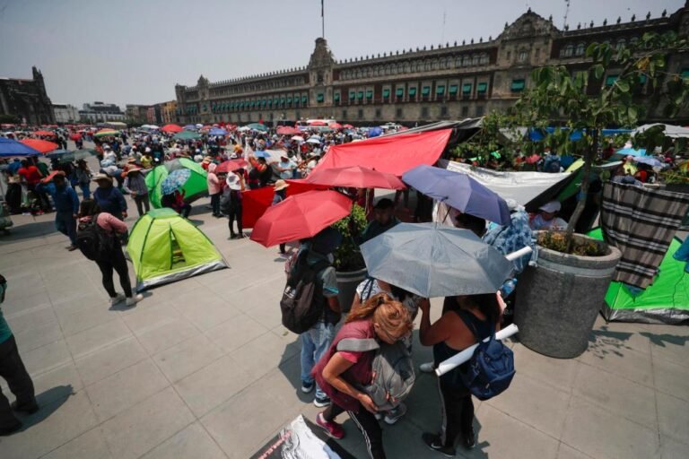 Plantón de la CNTE permanecerá para este domingo en el Zócalo de la CDMX