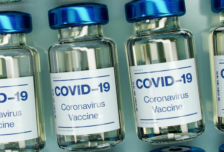 Asesores de la FDA revisarán vacunas de Covid-19 frente a nueva subvariante