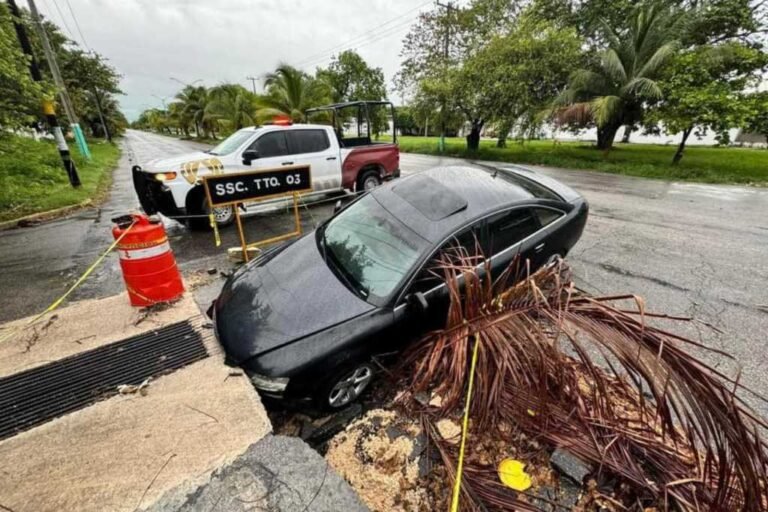 Auto cae en socavón en Chetumal, Quintana Roo