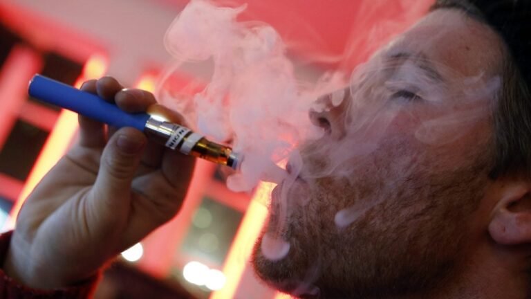 EU aprueba vapeadores mentolados, mientras se retrasa veto a cigarros con sabor a mentol