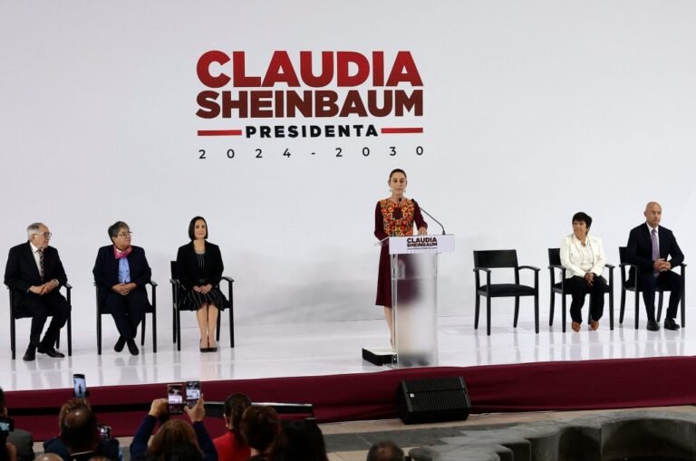 Expertos sugieren al gobierno de Sheinbaum una reforma fiscal progresiva en México