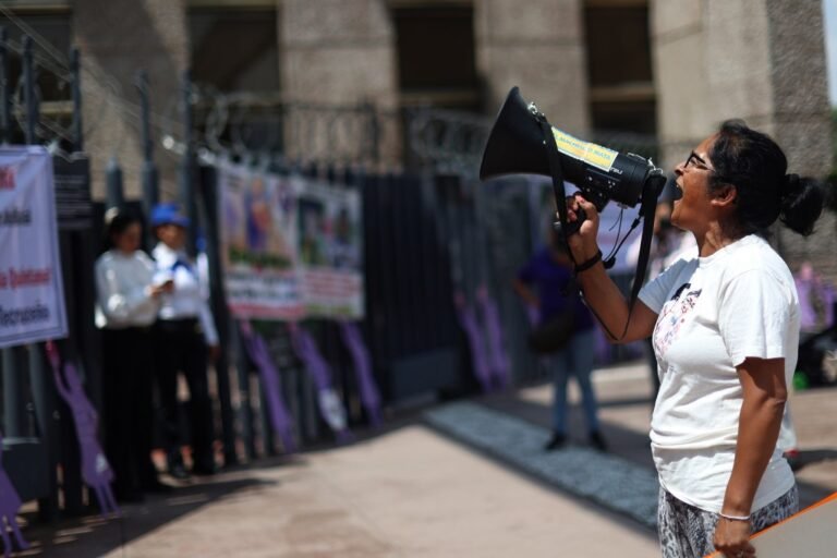 Familiares de víctimas de feminicidio exigen a jueces negar amparos a criminales