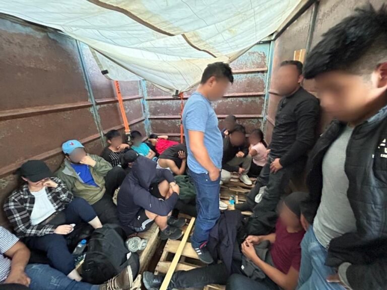 Hallan a 63 migrantes hacinados en un camión de carga en Ciudad Juárez