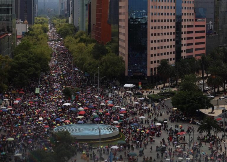 Miles pintan de arcoíris la Ciudad de México por Marcha del Orgullo