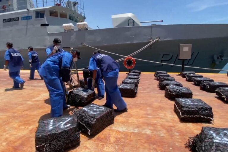 Semar asegura 103 costales de cocaína que flotaban en el mar, cerca de Acapulco