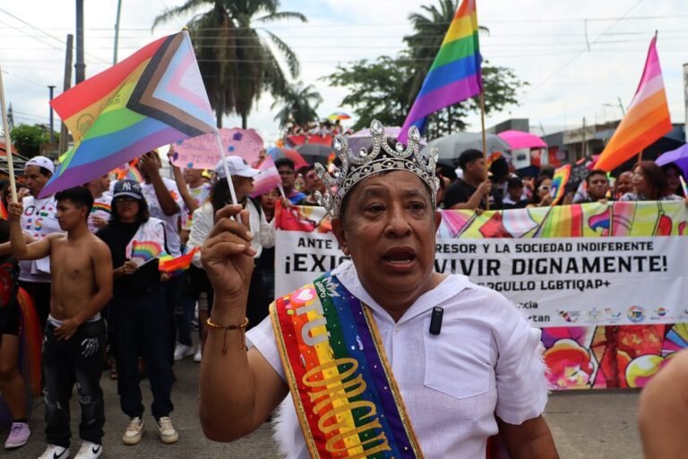 Activistas y migrantes marchan por el orgullo LGBT en Chiapas