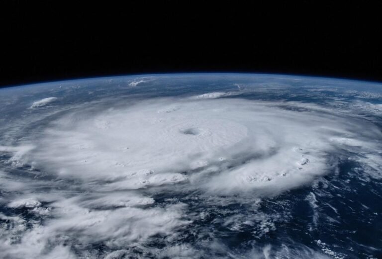 Aerolíneas toman sus previsiones ante la llegada del huracán “Beryl”